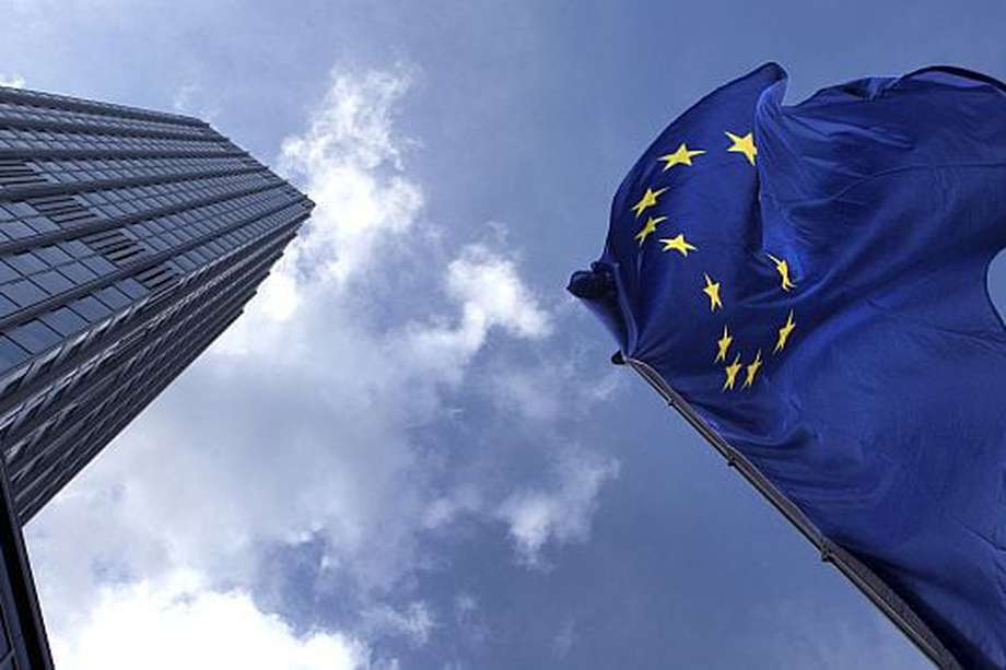 A European Union (EU) flag flies in front of the European Central Bank's (ECB) headquarters in Frankfurt, Germany, on Wednesday, Aug. 10, 2011. The European Central Bank bought Spanish and Italian government bonds, according to people with knowledge of the transactions. Photographer: Hannelore Foerster/Bloomberg