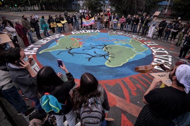 Este viernes, en el marco de la Huelga Mundial por el Clima, manifestantes se reunieron en el Parque Nacional, en la ciudad de Bogotá.