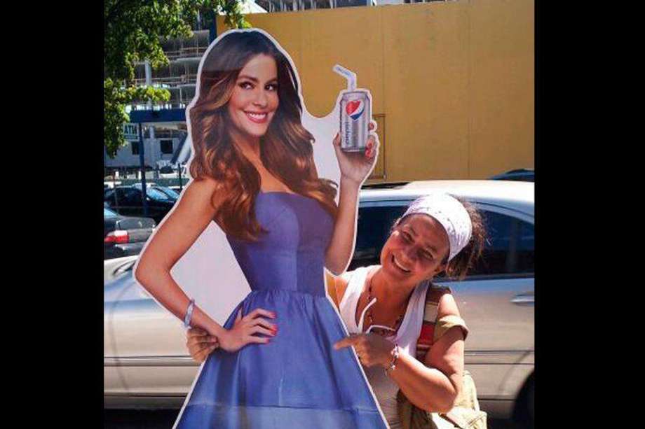 Una joven posa con el cartel de Sofía Vergara (Twitter). / Bang Showbiz