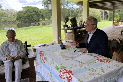 El exsenador Álvaro Uribe habló desde su finca en Llano Grande, Antioquia con el presidente de la CEV, Francisco de Roux, y los comisionados Lucía González y Leyner Palacios.