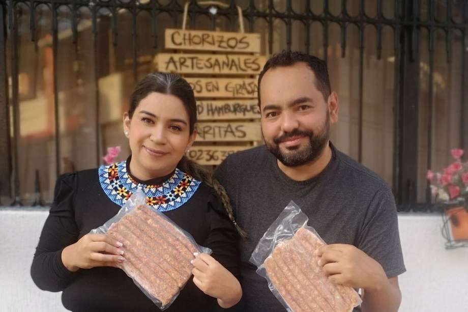 Andrea Acosta y Pedro Suárez son novios, socios y creadores de la marca 3 chorizos. 