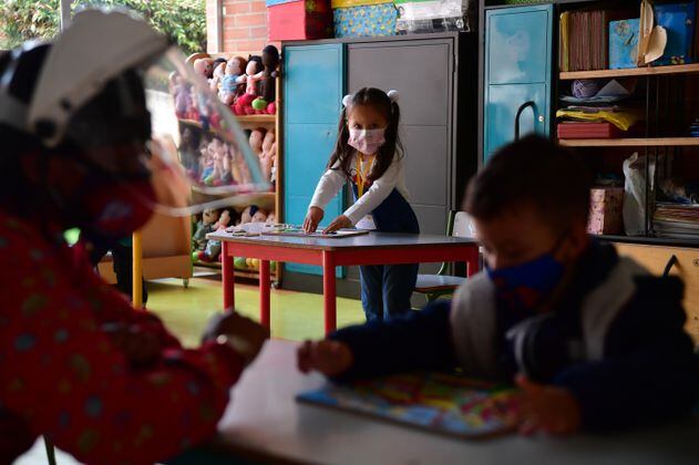 En retorno a clases presenciales no exigirán carné de vacunación a niños en Bogotá