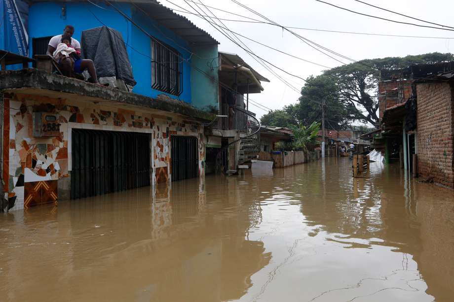 Hogares inundados por el desbordamiento del río Cauca, debido a las fuertes lluvias que se han presentado en los últimos días, la pasada semana en Cali. EFE/ Ernesto Guzmán
