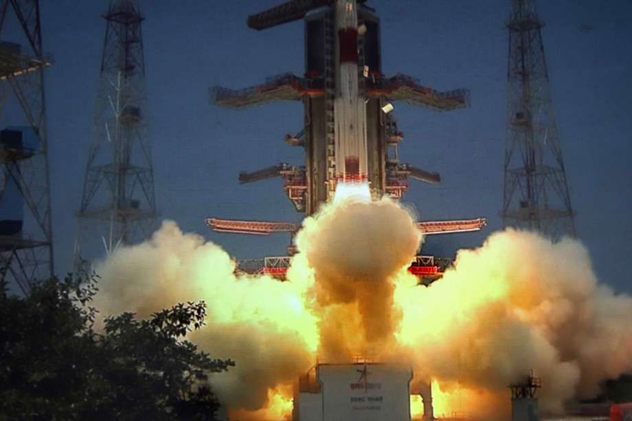 Kolkata (India), 02/09/2023.- A live coverage shows Indian Space Research Organisation (ISRO)'s Aditya-L1 mission payloads blasting off from a launch pad aboard the Polar Satellite Launch Vehicle (PSLV) XL rocket, at Birla Industrial and Technological Museum (BITM) in Kolkata, India, 02 September 2023. Aditya-L1, the first mission of Indian Space Research Organisation (ISRO) dedicated to studying the Sun, was launched on 02 September from the Satish Dhawan Space Centre, in Sriharikota. EFE/EPA/PIYAL ADHIKARY
