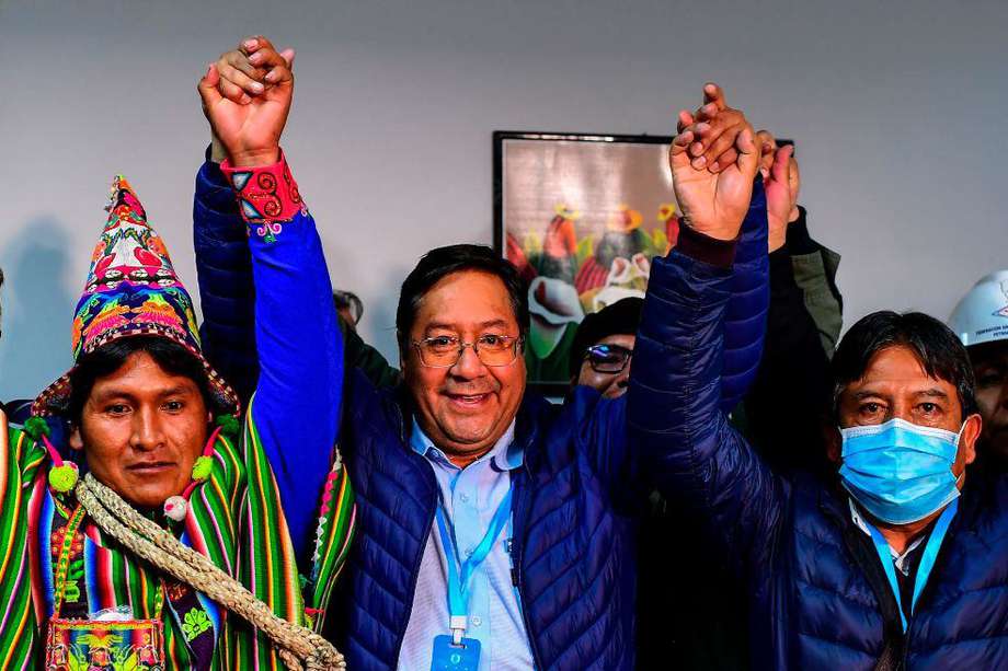 El candidato de Evo Morales, Luis Arce, celebra la contundente victoria electoral.