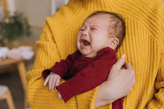 Uno de los mayores temores de los papás primerizos es que sus bebés empiecen a sufrir de cólicos. Aquí algunos tips para quitarlos.