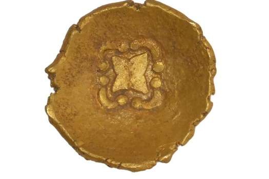 Lo particular de esta moneda, explicó el jefe de numismática de la Colección Arqueológica Estatal, Bernward Ziegaus, es que presenta “un diseño poco común de una estrella de cuatro puntas rodeada de arcos en una de sus caras”. 