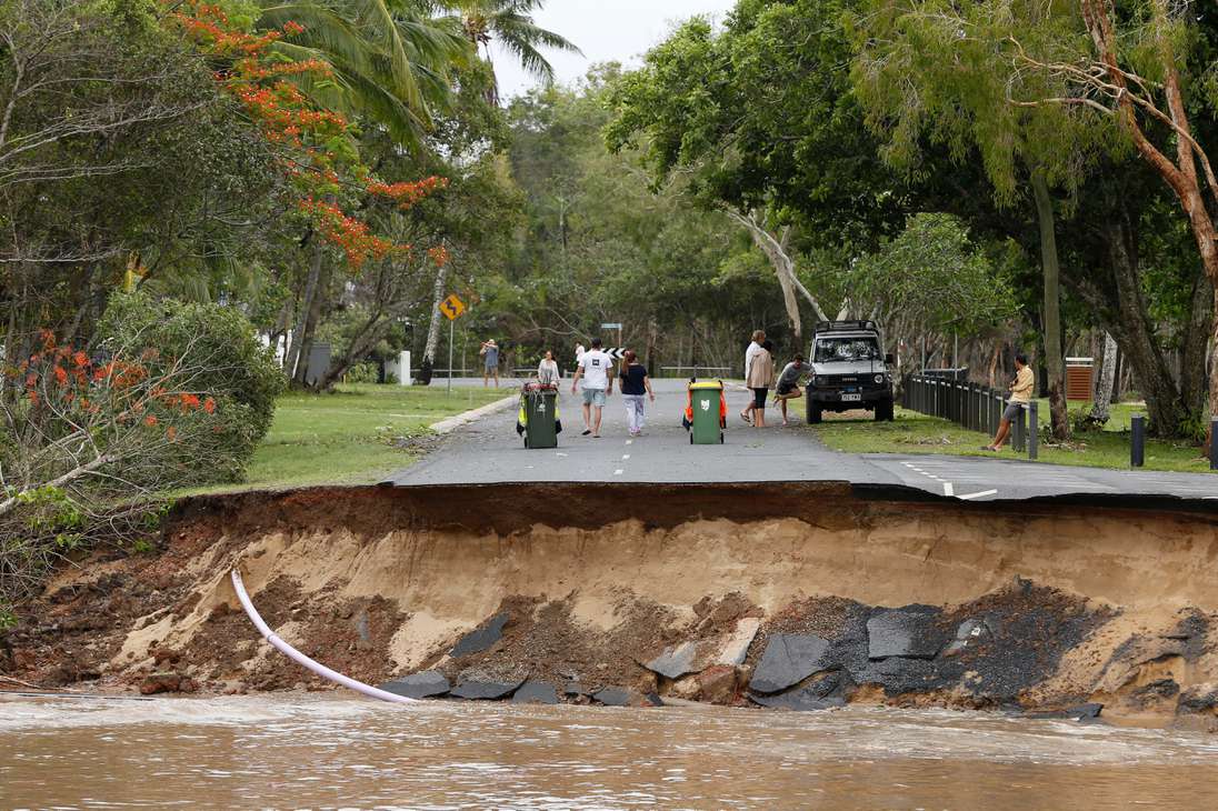 Cairns (Australia), 17/12/2023.- Residents walk near a section of a road that was washed away at the end of Holloways Beach Esplanade in Cairns, Queensland, Australia, 18 December 2023. Residents in far north Queensland are bracing for more rain and further significant flooding. EFE/EPA/JOSHUA PRIETO AUSTRALIA AND NEW ZEALAND OUT