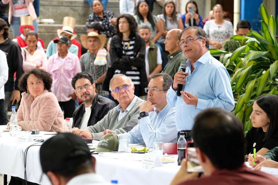 Gustavo Petro estuvo durante la instalación del PMU en Ituango. Estuvo acompañado del senado Iván Cepeda, presidente de la Comisión de Paz del Congreso.