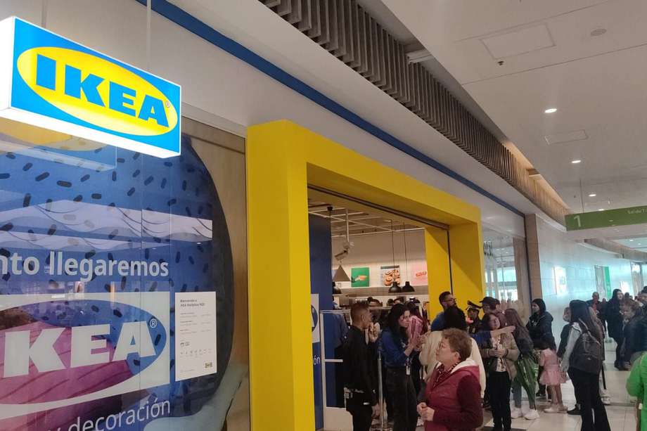 Apertura de la primera tienda de IKEA en  el centro comercial Mall Plaza, Bogotá.