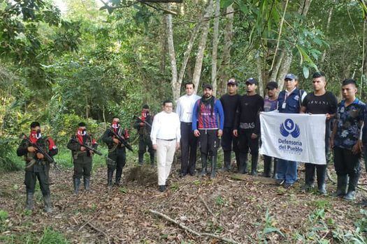 Guerrilleros del Eln y miembros de la misión humanitaria, junto con los uniformador liberados en Arauca.