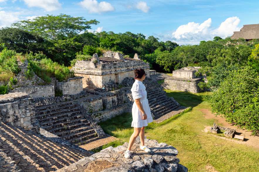 Mérida, México: Pedalear a través de la historia. Siempre al frente de la oferta cultural de Yucatán, en la capital del estado se exploran las ruinas mayas, los misteriosos cenotes de la región y los asombrosos edificios virreinales. Aquí, la historia, la cultura y la naturaleza cobran vida.