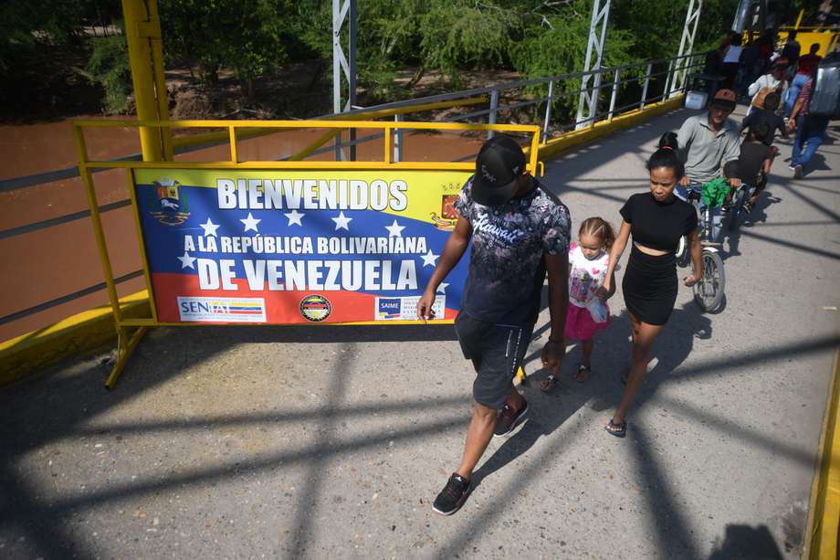 Según la encuesta de Invamer, a la pregunta de si está mejorando o empeorando el manejo de inmigrantes venezolanos, el 58 % se decanta por la respuesta negativa, contra el 27 % por la positiva. 