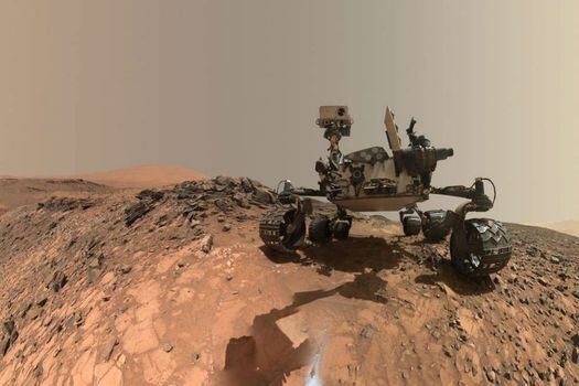 Autorretrato del vehículo explorador de Marte Curiosity de la NASA. Muestra al vehículo en el lugar desde el cual se inclinó para perforar un objetivo rocoso llamado "Buckskin" en el bajo Mount Sharp. / NASA / JPL-Caltech / MSSS