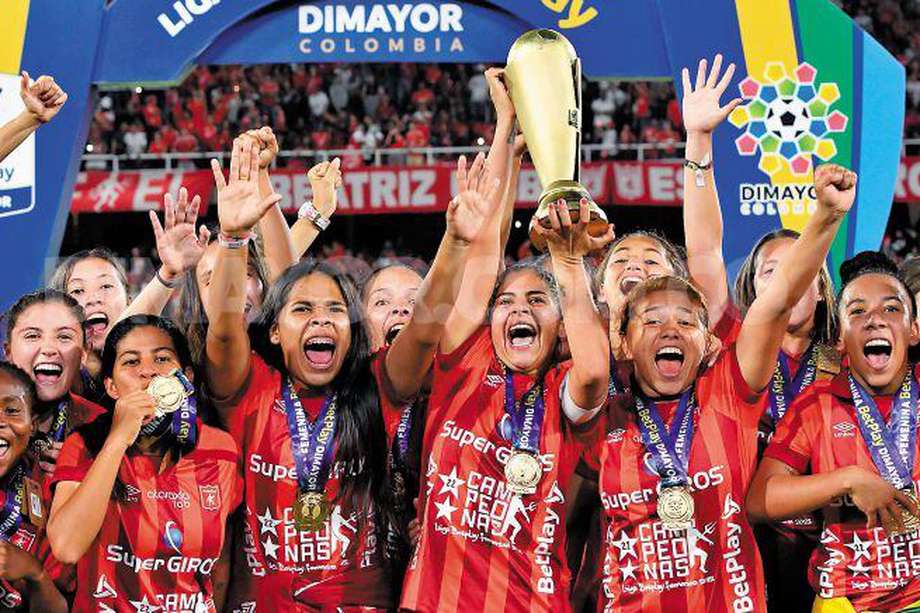 De la mano de su goleadora y capitana, Catalina Usme (con el trofeo), América logró el título de la Liga BetPlay Femenina 2022, en el estadio Pascual Guerrero de Cali./ Dimayor