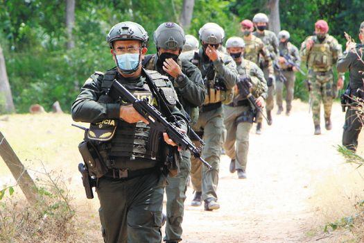 Militares colombianos patrullan el paso fronterizo en el municipio de Villa del Rosario, Norte de Santander. EFE/ Mario Caicedo