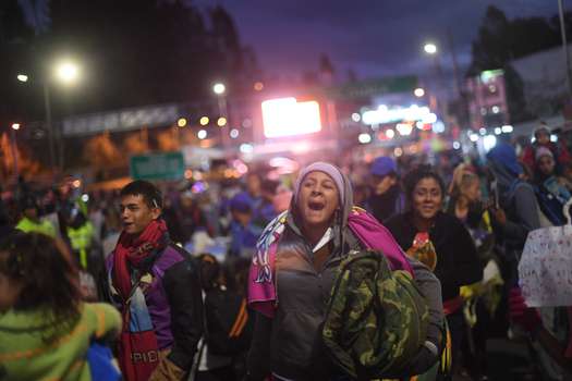 Familias de migrantes venezolanos esperan en el puente Rumichaca, frontera entre Colombia y Ecuador, la reapertura de este punto fronterizo hacia la población ecuatoriana de Tulcán.