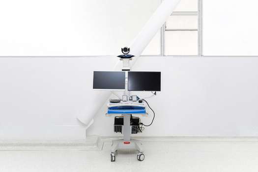 Este 'medical trolley' es el aparato que permitirá desarrollar la telemedicina en los hospitales.