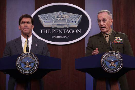 El secretario de Defensa de Estados Unidos, Mark Esper y el General Joseph Dunford presentan la Operación Centinela.  / AFP