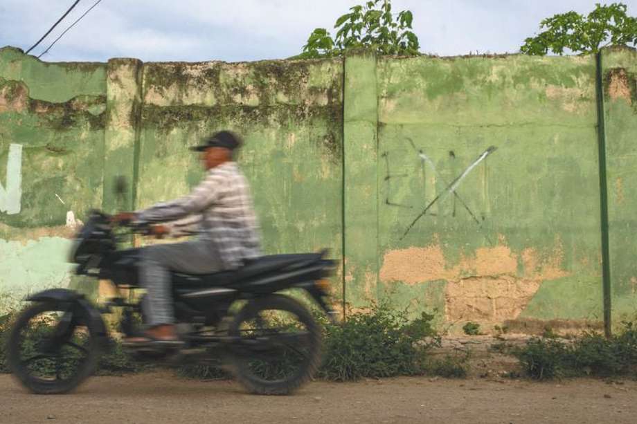 En una pared desvencijada sobrevive un grafiti del ELN tachado con una x. Es de las pocas pintas que se pueden ver en los cascos urbanos de Montes de María, pues las AGC han tratado de no dejar marcas de su accionar.
