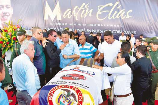 Seguidores del cantante colombiano Martín Elías se lamentan frente al féretro del artista durante su velorio hoy, sábado 15 de abril de 2017, en Valledupar (Colombia). 


