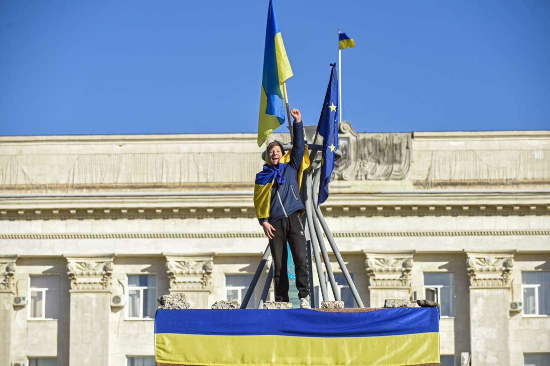 Kherson (Ukraine), 14/11/2022.- A man cheers during a patriotic rally after President Zelesnky's visit to the recaptured city of Kherson, Ukraine, 14 November 2022. Ukrainian troops entered Kherson on 11 November after Russian troops had withdrawn from the city. Kherson was captured in the early stage of the conflict, shortly after Russian troops had entered Ukraine in February 2022. (Rusia, Ucrania) EFE/EPA/OLEG PETRASYUK