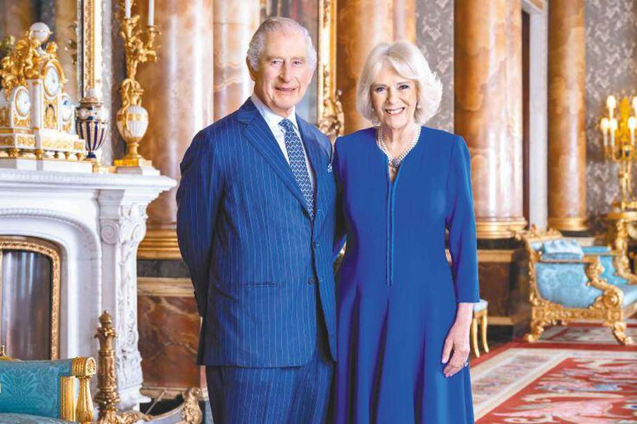 El rey Carlos III de Gran Bretaña y Camilla, reina consorte de Gran Bretaña, posan en el Salón Azul del Palacio de Buckingham, en Londres. El retrato se ha publicado para marcar su coronación el 6 de mayo de 2023.