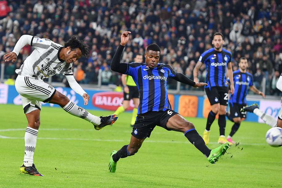 Juan Guillermo Cuadrado rechaza un balón en un partido de la Juventus contra el Inter de Milán. // EFE/EPA/Alessandro Di Marco
