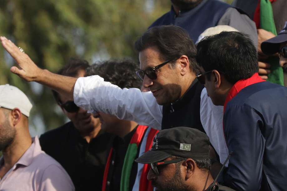 El ex primer ministro de Pakistán y jefe del partido político Pakistan Tehreek-e-Insaf (PTI), Imran Khan, saludó a las personas durante una marcha de protesta hacia Islamabad, en Gakhar, Pakistán.