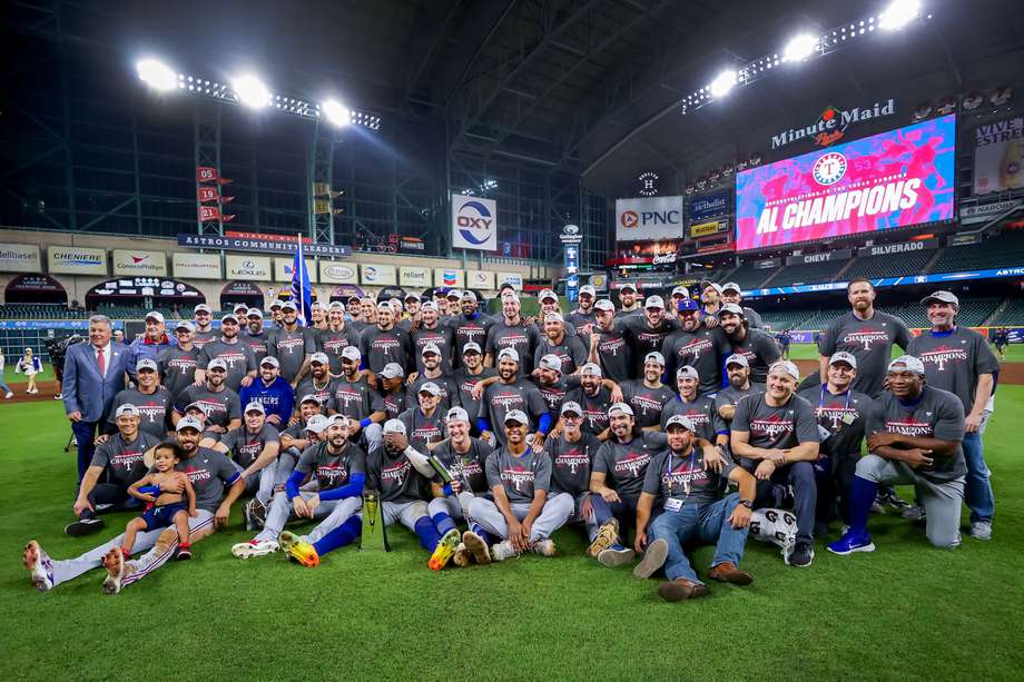 Los Vigilantes de Texas posan con el trofeo tras derrotar a los Houston Astros durante el séptimo partido de los playoffs de la American League Championship Series de la Major League Baseball (MLB) en octubre de 2023. 