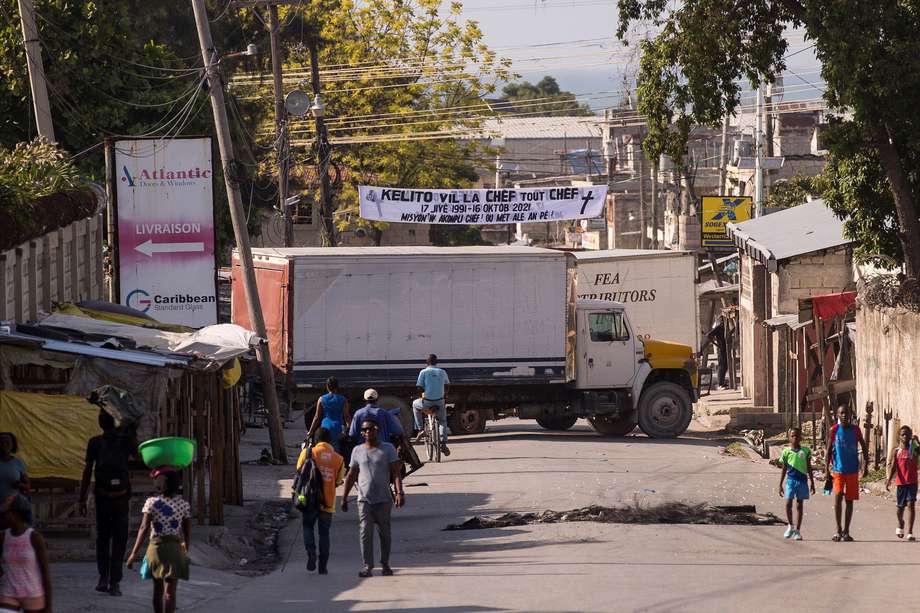 Dos camiones bloquean una de las entradas del barrio Cité Soleil, en Puerto Príncipe, el día en el que la ciudad cumple tres días de estar paralizada.