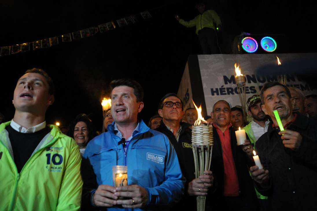 A la movilización también asistieron representantes de la derecha colombiana y seguidores el expresidente Álvaro Uribe; como el exministro de Defensa, Diego Molano; y el general retirado Jorge Luis Vargas, ambos candidatos a la Alcaldía de Bogotá.