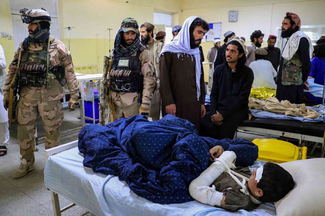 Una víctima herida del terremoto recibe tratamiento en un hospital en Paktia, Afganistán, el 22 de junio de 2022. Más de 1.000 personas murieron y más de 1.500 resultaron heridas después de que un terremoto de magnitud 5,9 azotara el este de Afganistán antes del amanecer del 22 de junio.