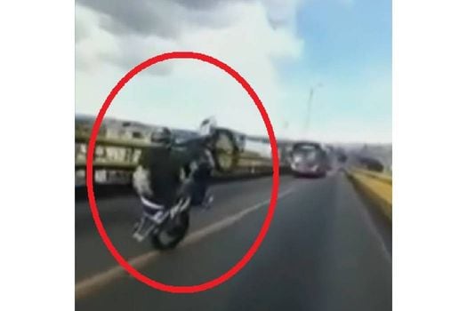 El hombre fue grabado por otro motociclista que también invadió la vía exclusiva.