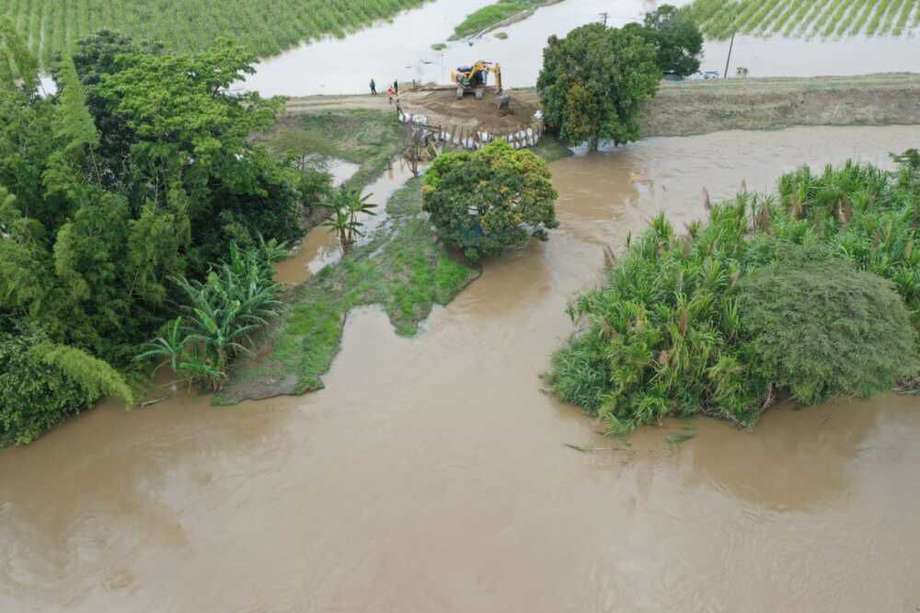 Por la emergencia está cerrada la vía del sector del peaje Paso La Torre-Mulaló, en Palmira por la inundación.
