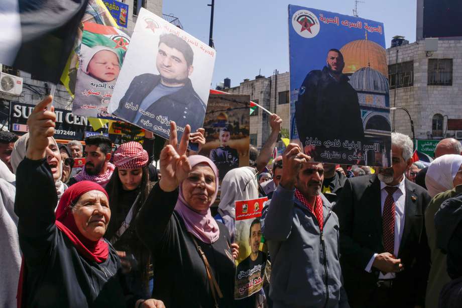 Más de un centenar de palestinos salieron a las calles de la urbe palestina de Ramala, en la Cisjordania ocupada, para conmemorar el Día anual del Prisionero Palestino. 
