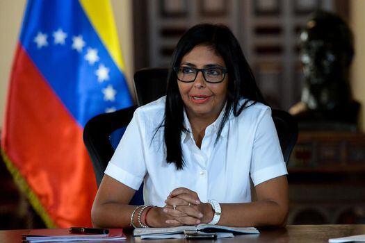 La vicepresidenta de Venezuela, Delcy Rodríguez, anunció que a partir del 5 de octubre se reabre la frontera con Colombia para tránsito comercial.
