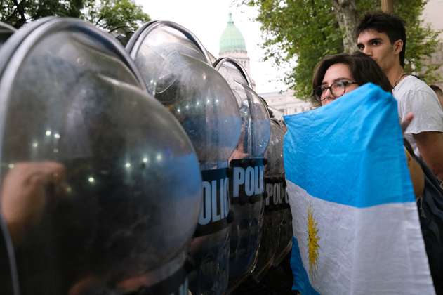 Policía reprime protesta del cine argentino contra ajustes de Milei