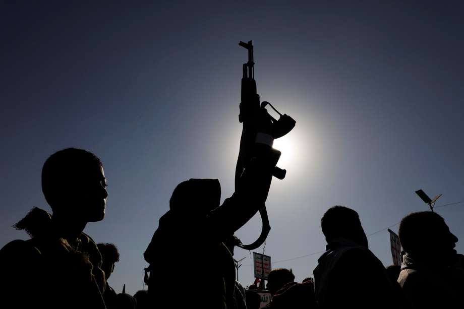 Un hombre sostiene un arma durante una protesta contra la operación recientemente anunciada para salvaguardar el comercio y proteger los barcos en el Mar Rojo, en Saná, Yemen, el 22 de diciembre de 2023.
