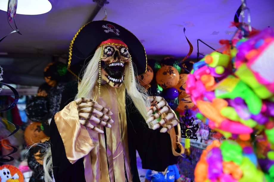 Comerciantes que se preparan y venden artículos de Halloween en la temporada del día de los niños, disfraces y antifaces, entre los mas vendidos.