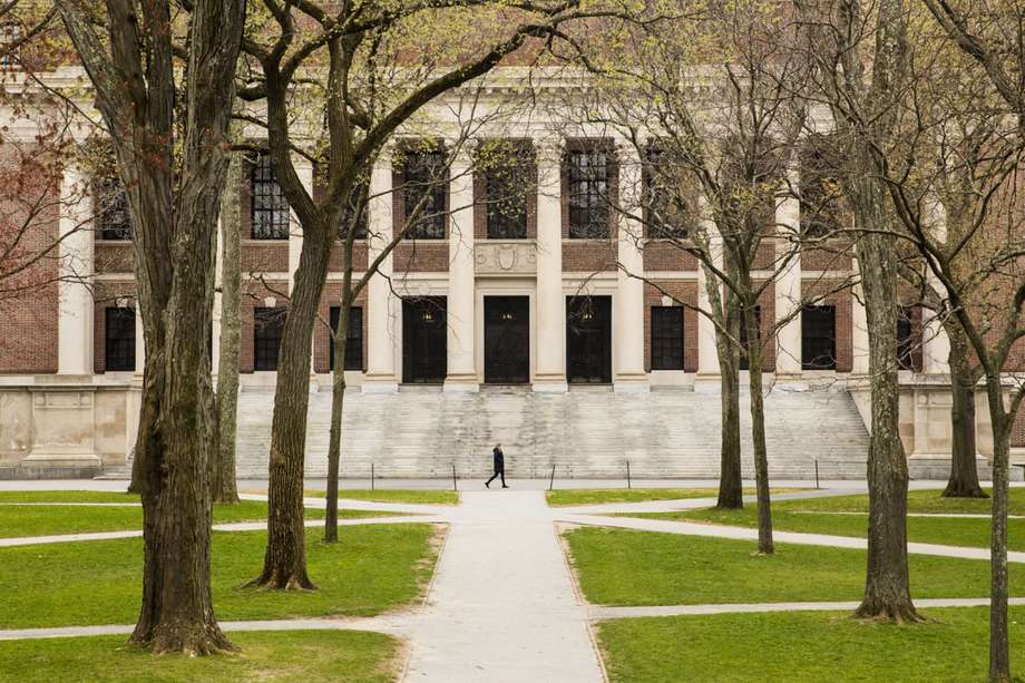 El profesor Comaroff está de baja administrativa luego de que una investigación concluyó el mes pasado que había violado la política sobre acoso de Harvard.
