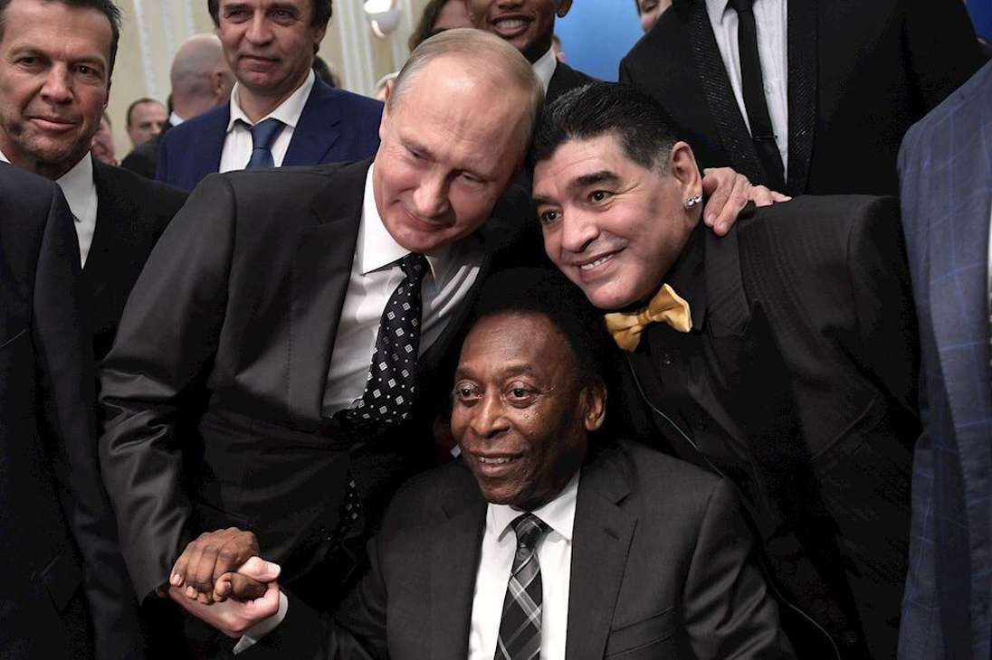 El presidente ruso Vladimir Putin, la leyenda del fútbol brasileño Pelé, y la leyenda del fútbol argentino Diego Maradona, posan para los fotógrafos antes del sorteo final de la Copa Mundial de la FIFA 2018 en el Palacio Estatal del Kremlin en Moscú, Rusia, el 1 de diciembre de 2017.