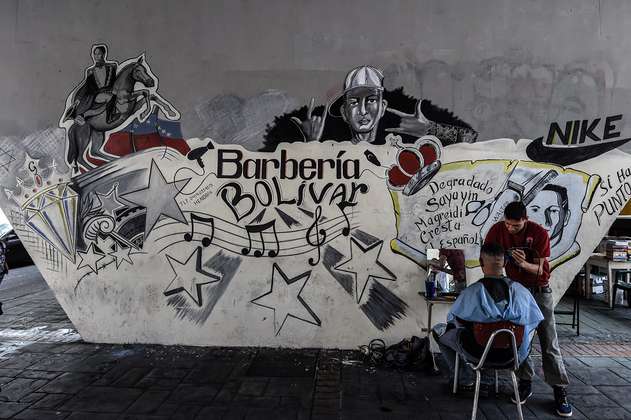 Peluqueros de la calle buscan sobrevivir a la crisis venezolana
