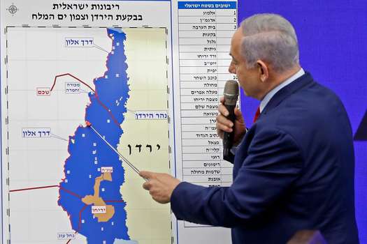 El primer ministro israelí, Benjamin Netanyahu, presenta su propuesta de anexión del Valle de Jordán si gana las próximas elecciones legislativas.  / AFP