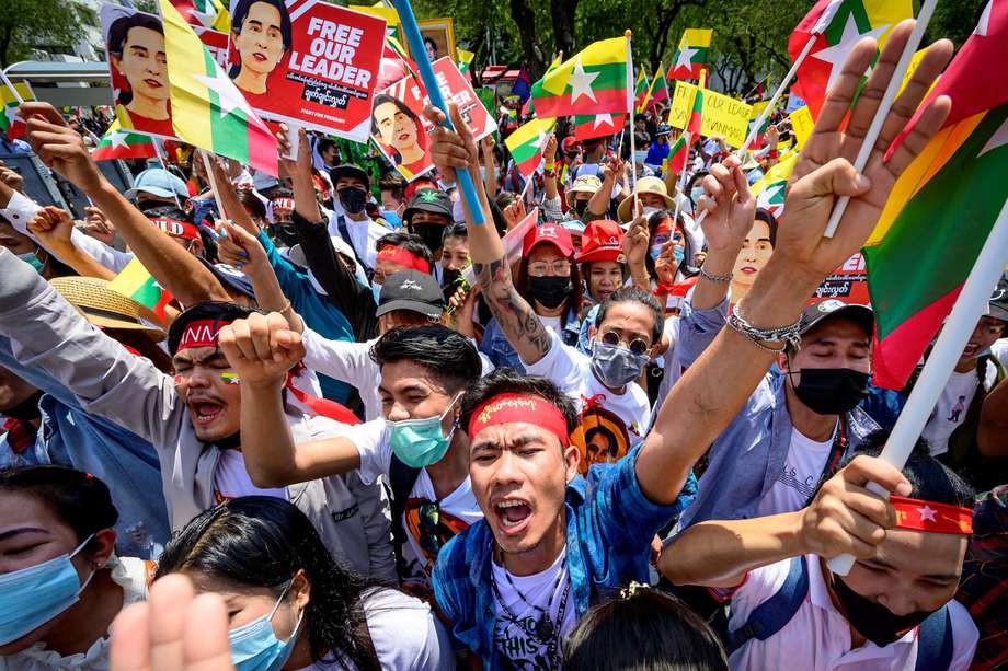 Miles de birmanos volvieron a salir a protestar contra la junta militar en otras ciudades como Mandalay y Rangún