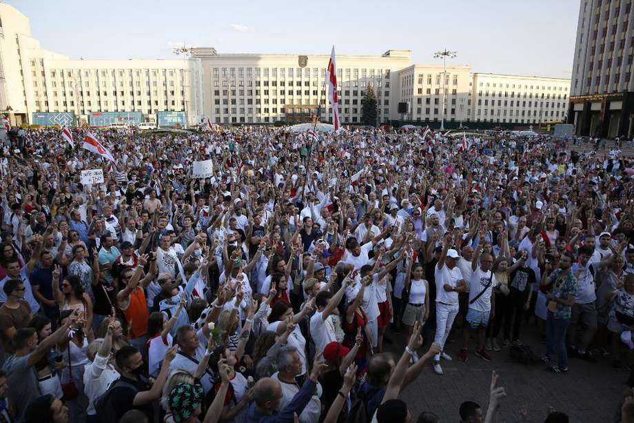 Miles de manifestantes opositores se reunieron frente al Parlamento para exigir la salidad de Lukashenko.