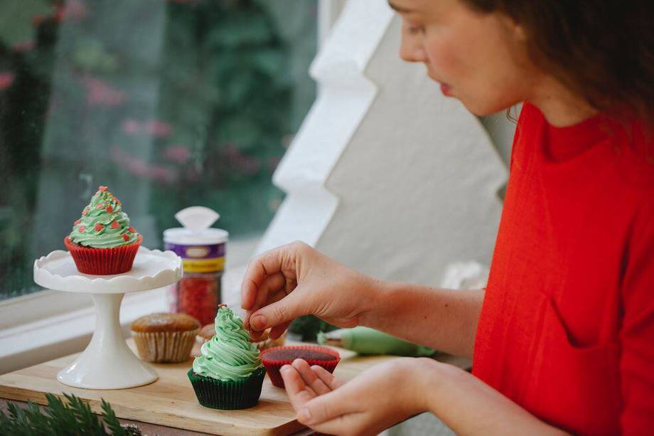 Haz esta receta en casa y disfruta de unos exquisitos cupcakes inspirados en El Grinch.