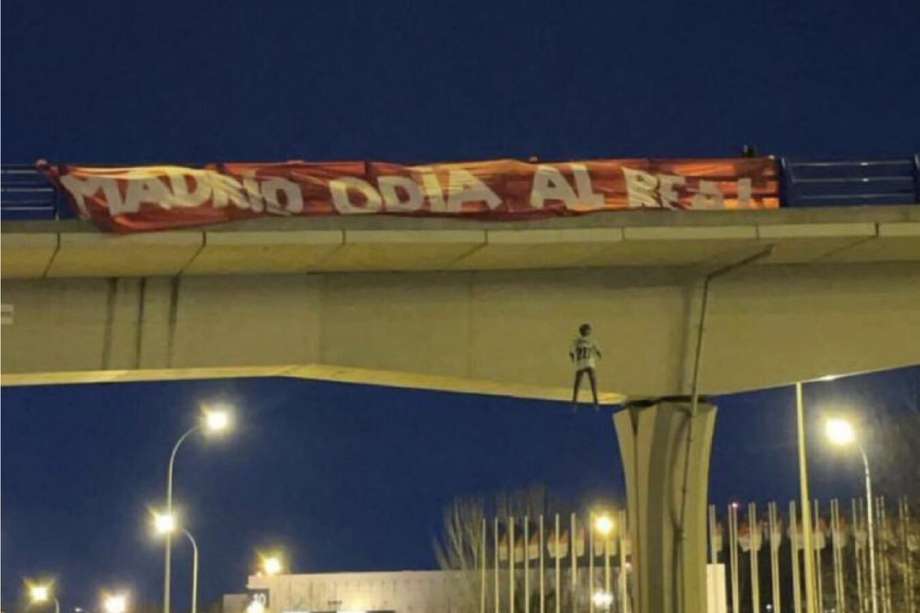 Sobre el puente se sitúa una pancarta en la que se puede leer "Madrid odia al Real".