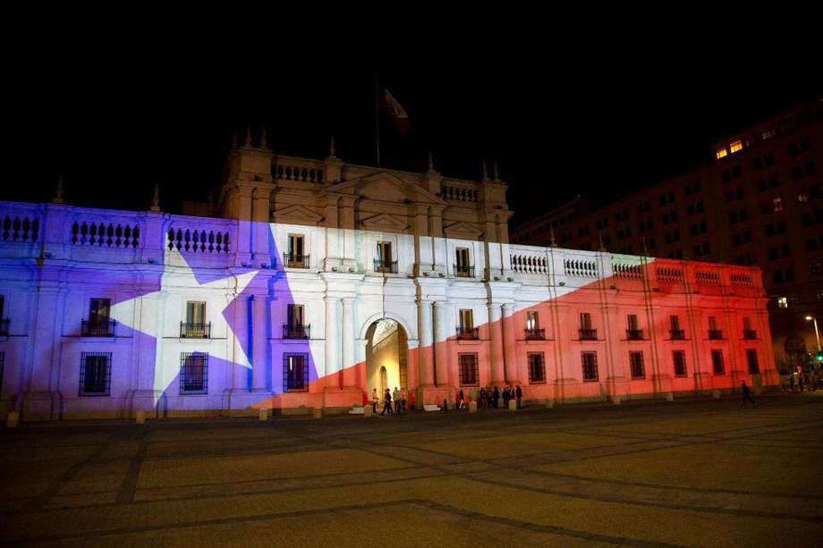 El Palacio de la Moneda se vistió con los colores de la bandera chilena tras el histórico plebiscito para cambiar la Constitución.