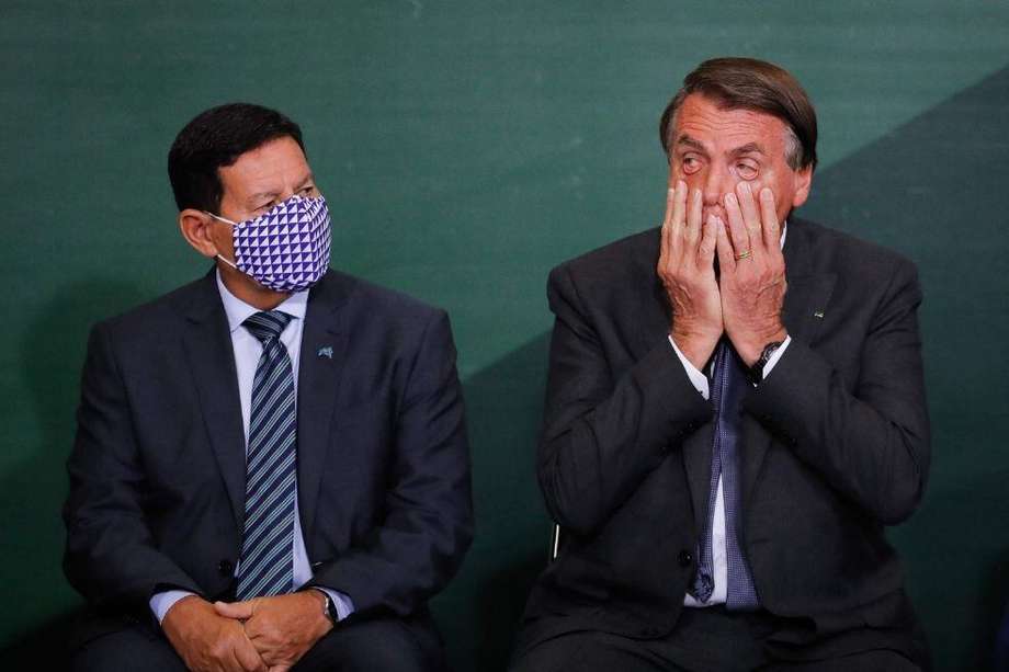El vicepresidente de Brasil, Hamilton Mourao, junto al presidente Jair Bolsonaro durante una reunión en Brasilia.